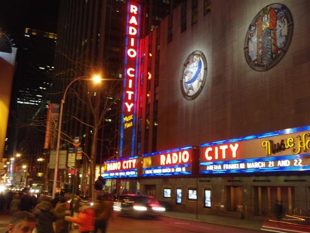 P2160199 (Small).JPG - Walking Down Ave of Americas - Radio City Music Hall